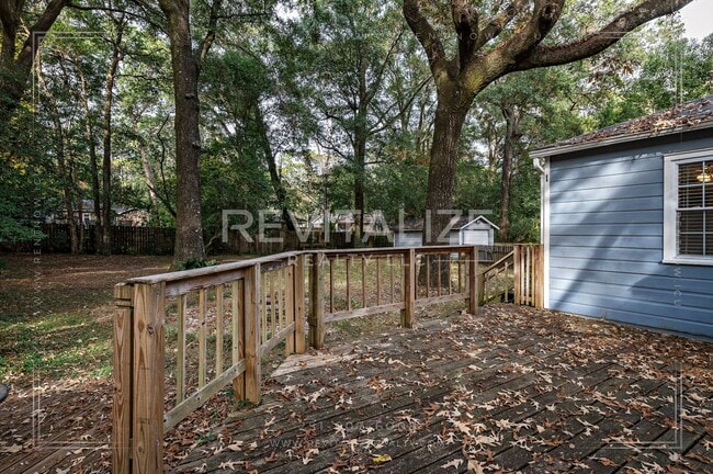 Building Photo - Updated 2 Bed 1 Bath Cottage in Established Neighborhood!
