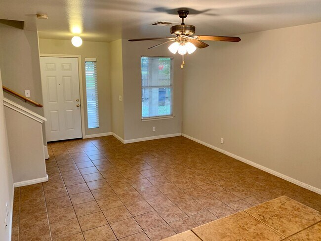 Building Photo - Lovely 3 bedroom, 2.5 bathroom Duplex in A...