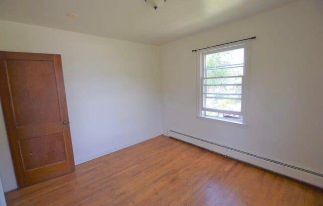 Building Photo - Charming six bedroom home near River North...
