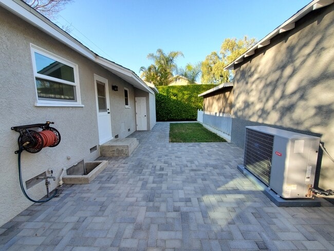 Building Photo - 10682 Center Dr