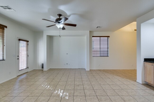 Building Photo - Great 3 bedroom house with a large loft an...