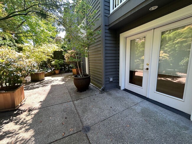 Building Photo - Madison Park Townhome
