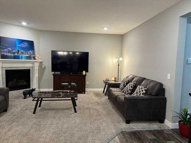 Building Photo - 4 bed house available in otsego!