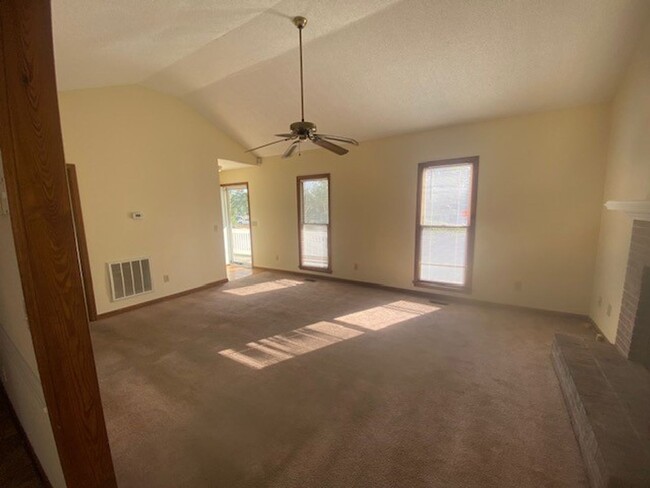 Building Photo - 3 Bedroom, 2 Bath in Northeast Columbia!