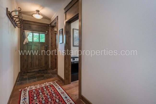 Building Photo - Charming SE Portland Craftsman