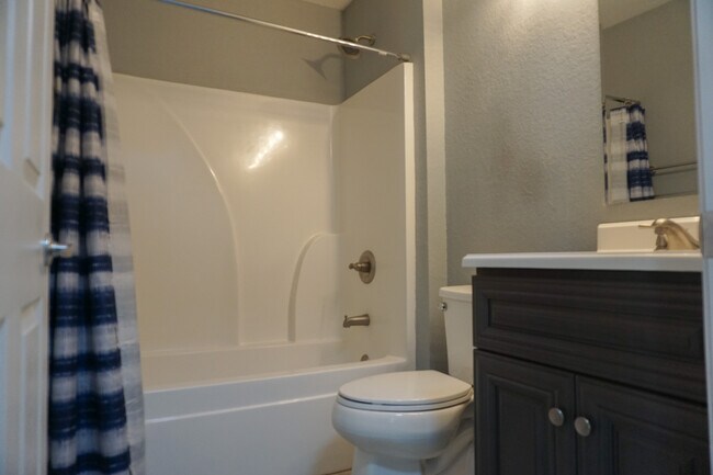 Building Photo - 321 Apple Dr