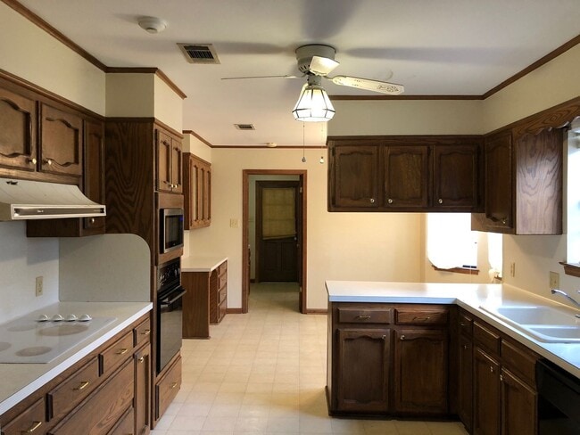 Building Photo - 1333 Oakdale Dr