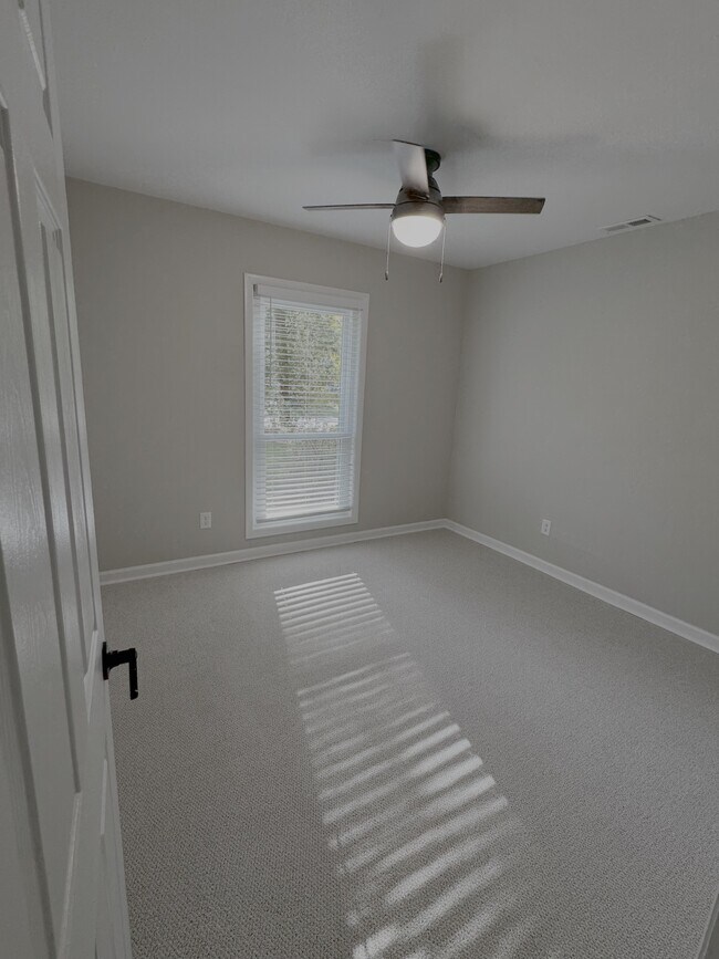 Building Photo - 1408 Suterland Rd