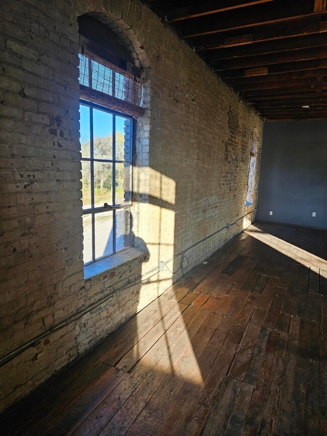 Building Photo - 1303 W College St