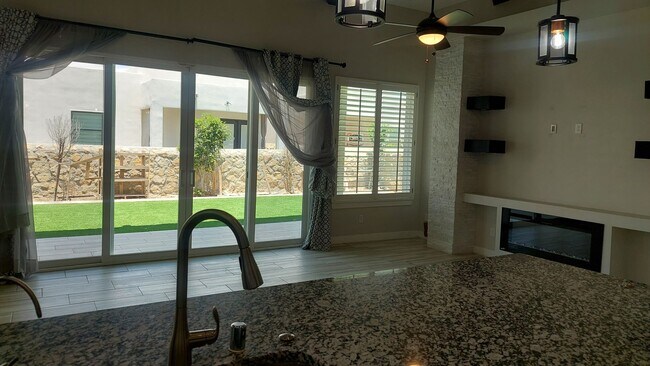Building Photo - Beautiful 4 bedroom 2.5 bathroom home! READY NOW