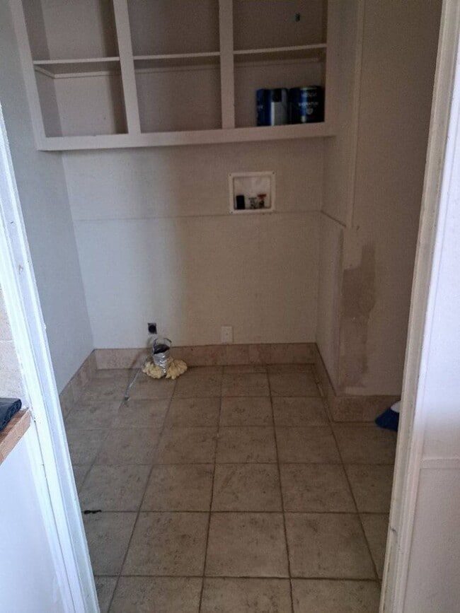 Building Photo - 3 bedroom,  2 bath on a quarter acre for rent