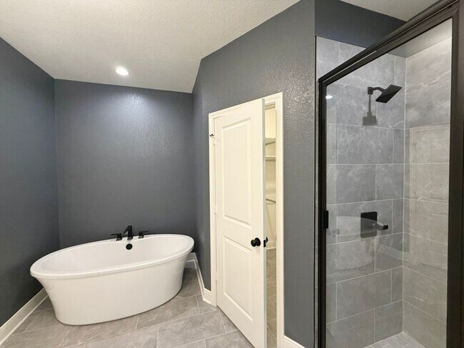 Building Photo - Beautiful and Spacious 3-Bedroom, 2-Bath R...