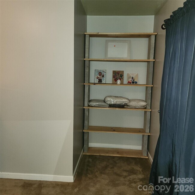 Building Photo - 1045 Willow Wind Dr