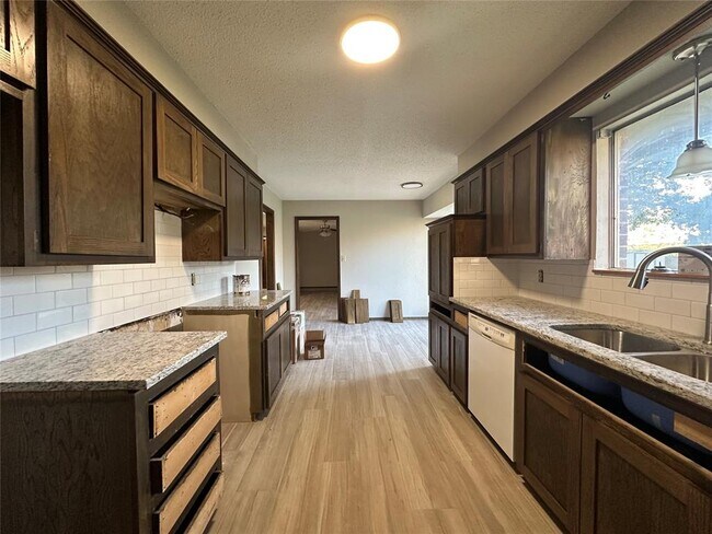 Building Photo - 3306 Rambling Oaks Dr