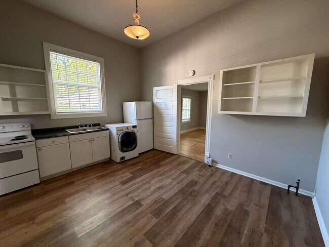 Building Photo - 335 E Burton St