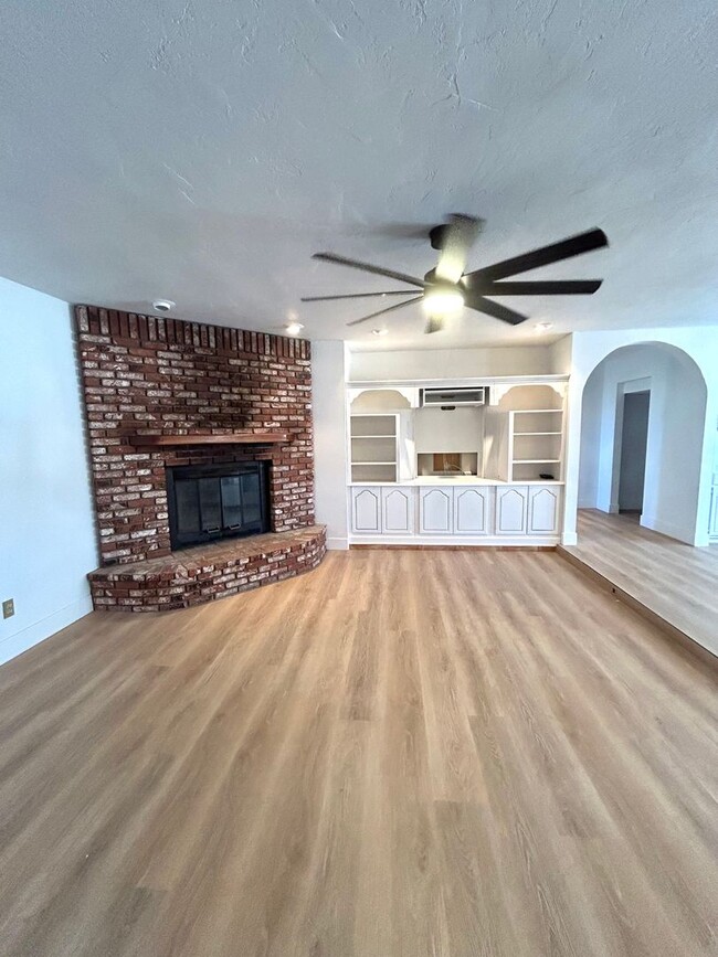 Building Photo - Serene 3 Bedroom 1.5 Bath with Pool and Solar