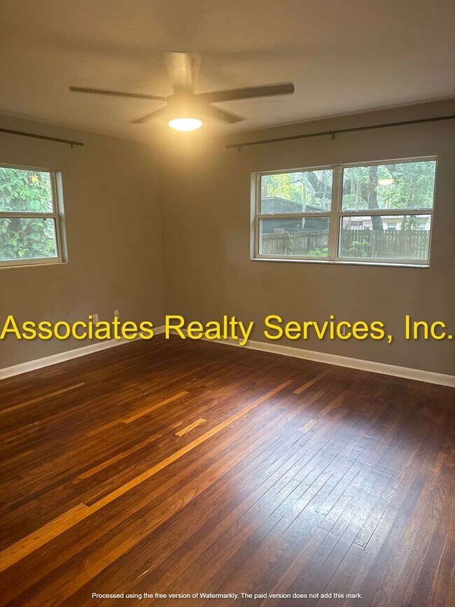 Building Photo - 3 Bedroom, 2 Bath Home in NW Gainesville. FULLY FENCED BACKYARD!!!