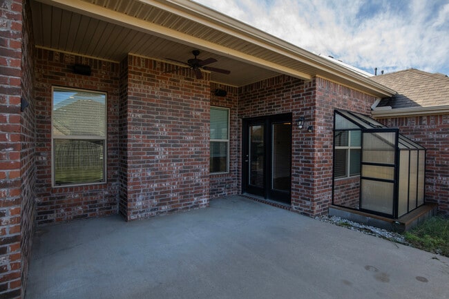 Building Photo - 4000 SW Hollyhock St