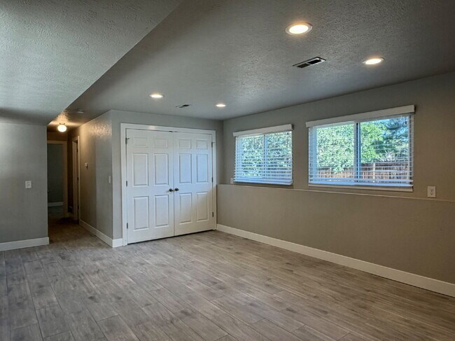 Building Photo - Spacious 4 bedroom, 3 bathroom home in the heart of Aurora is ready for immediate move in! Conven...