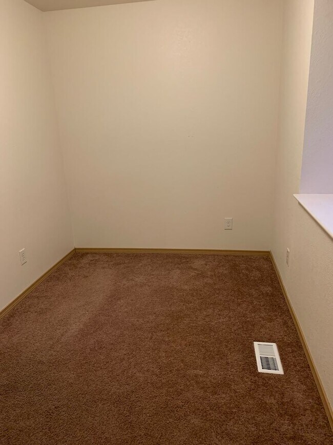 Building Photo - AVAILABLE NOW!! West side - 2 Bdrm, 1 Bath