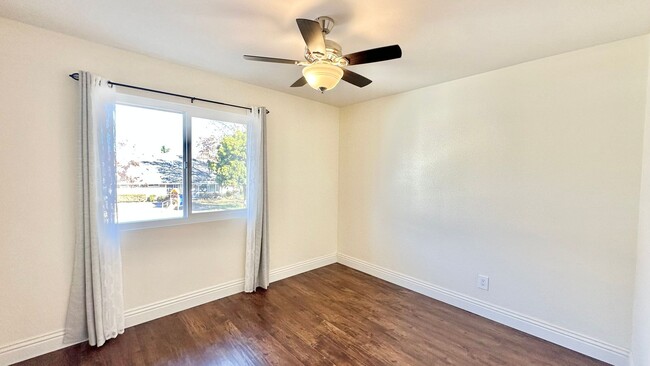 Building Photo - Beautifully Updated & Remodeled Upstairs C...