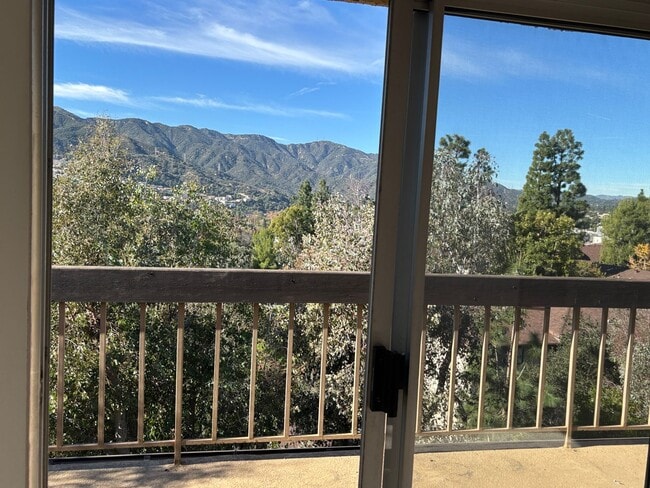 Building Photo - Gorgeous condo with Amazing Views!