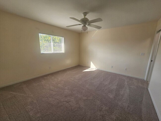 Building Photo - 3/2/2 Annual Rental Available!!