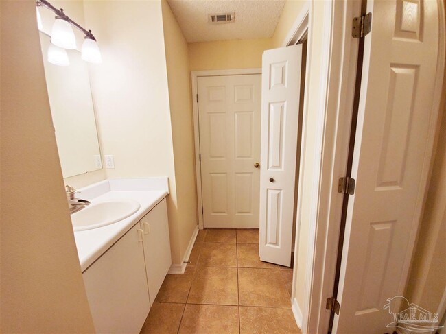 Building Photo - 2232 Trailwood Dr