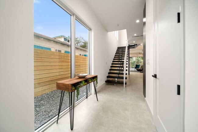 Building Photo - 1621 NE 4th Pl