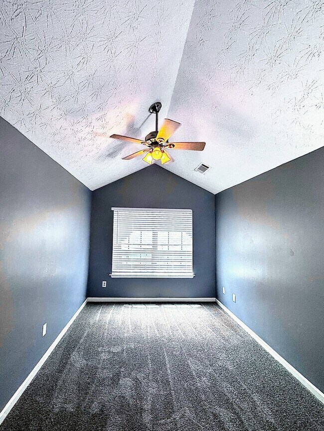 Building Photo - Spacious and cozy 3BR/2.5 bath townhome in...