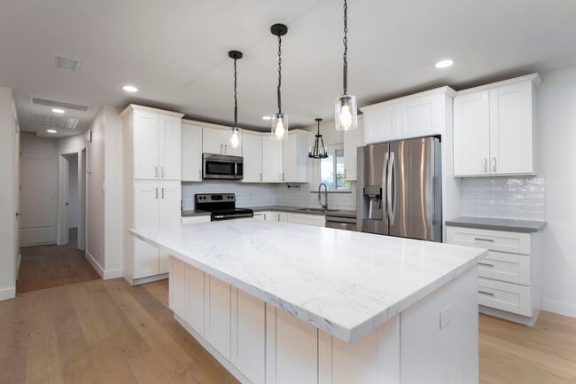 Building Photo - GORGEOUS Remodeled and Upgraded Beautiful ...