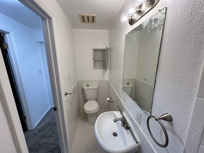 Building Photo - "Charming 3-Bedroom Condo with Hardwood Floors & 2 Full Baths in Golden, CO!"