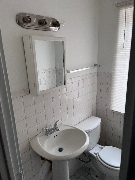 Building Photo - 5055 W Gladys Ave