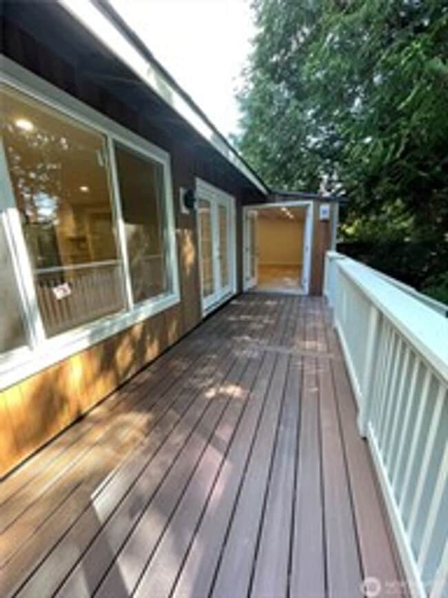 Building Photo - 3Bd/2.5Ba Mercer Island House