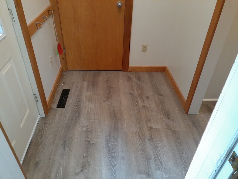 Entry - 401 Lewis St