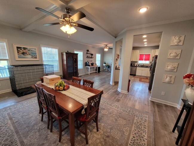 Building Photo - Beautiful & Spacious 4 bedroom, 2.5 bath h...