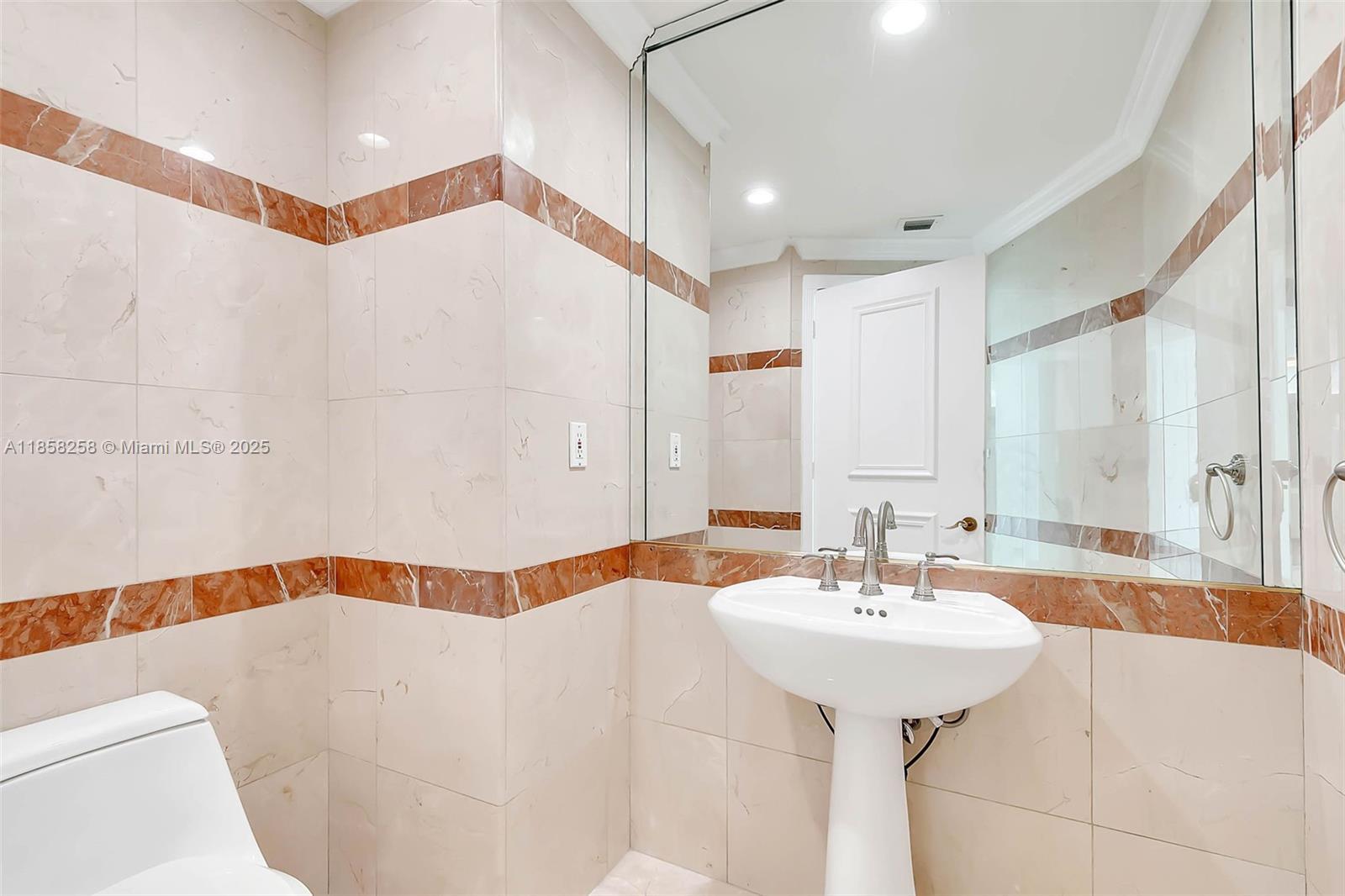 Building Photo - 300 S Pointe Dr