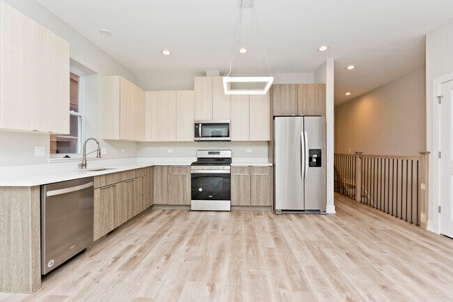 Building Photo - 2725 N Ashland Ave
