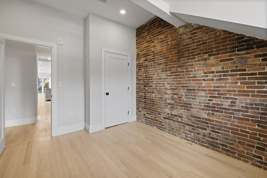 Building Photo - 22 Paris St