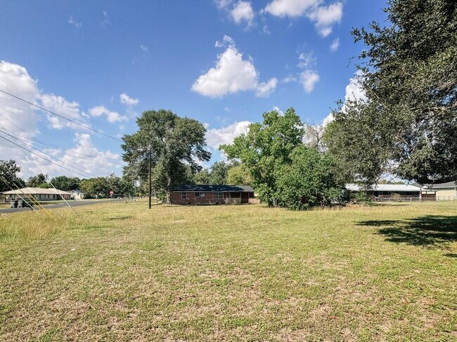 Building Photo - 305 Larkspur St