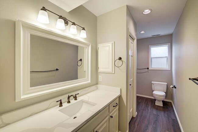 Building Photo - 5Bd/3.5Ba Newcastle House