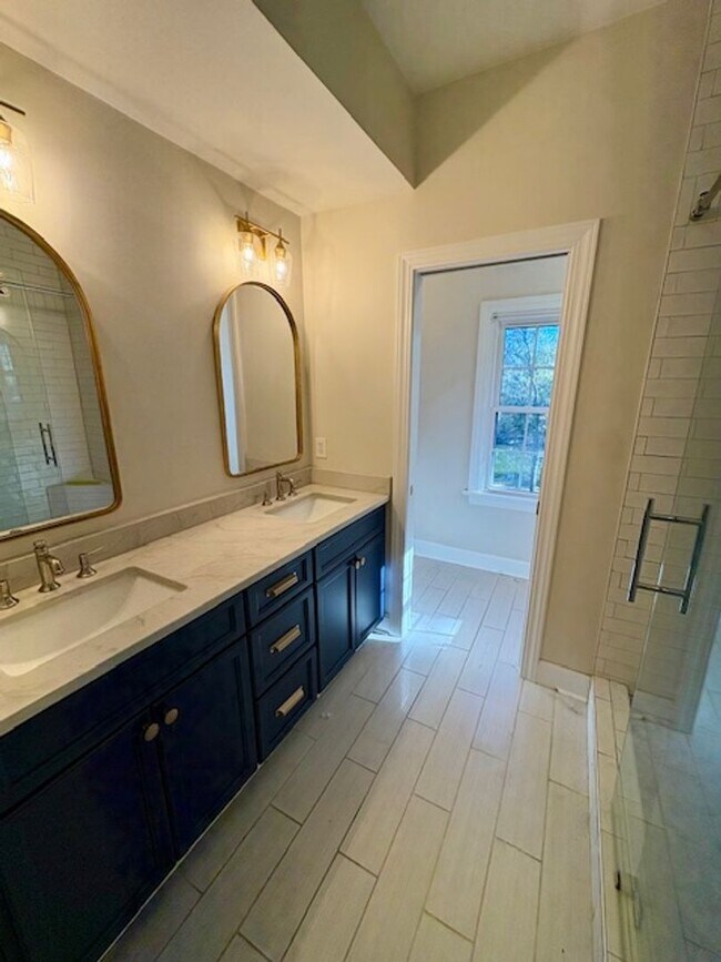 Building Photo - Spacious Five Bedroom Home in Mount Pleasant