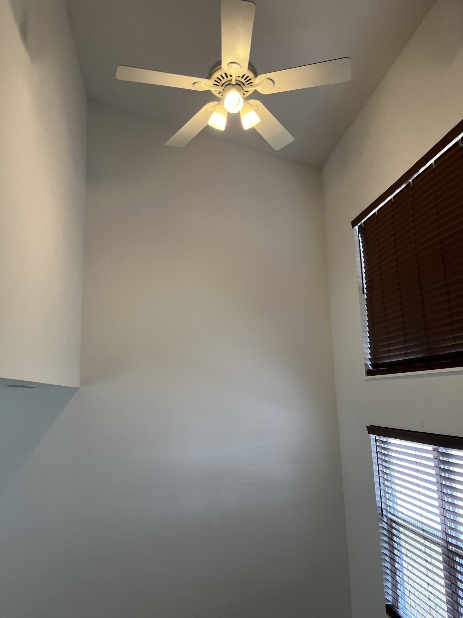 Building Photo - 400 S Clover Ln
