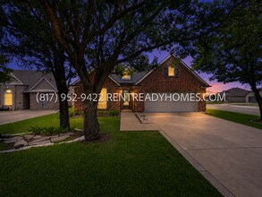 Building Photo - 4901 Lakeside Dr
