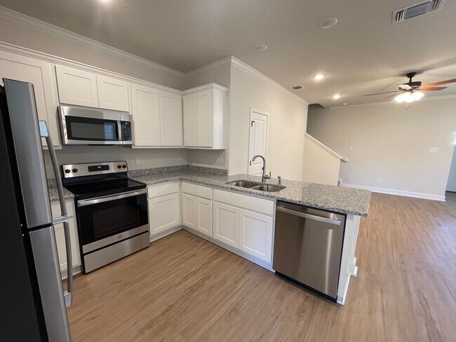 Building Photo - MOVE FAST—GATED TOWNHOME NEAR LACKLAND AFB WITH A PRIVATE YARD!
