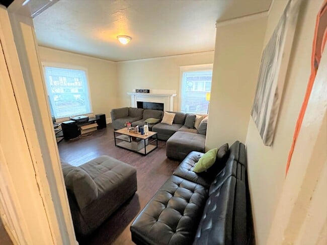 Building Photo - Monroe & 23rd St. Big 6 Bed 2 bath Home