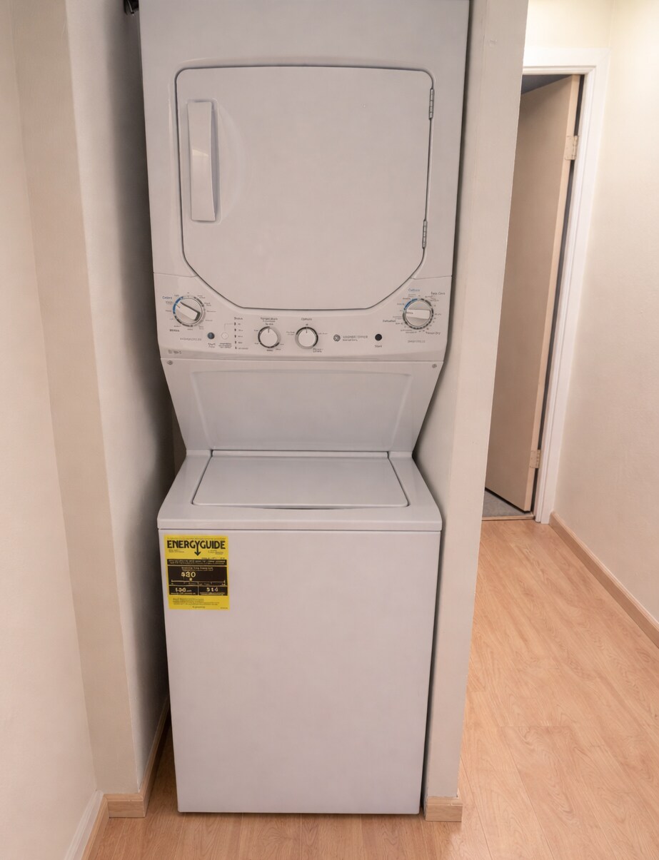 Building Photo - 624 Summit House