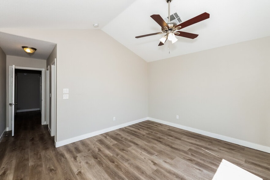 Building Photo - 104 Escada Ln