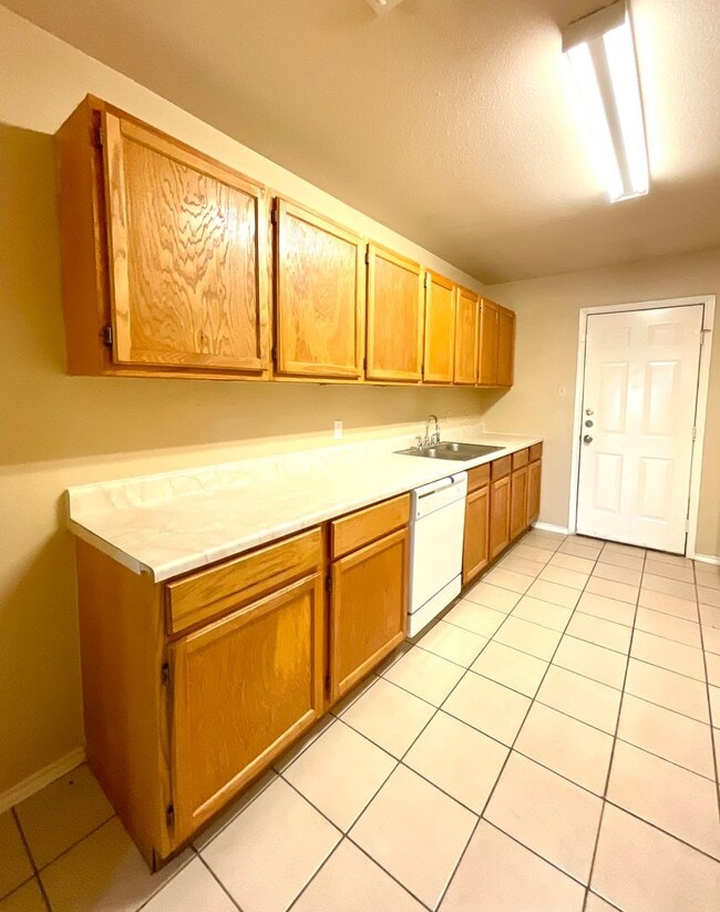 Building Photo - **APPLICATION RECEIVED** **MOVE IN SPECIAL** Charming 3-Bed, 2-Bath Home with Fenced Yard – Pet F...