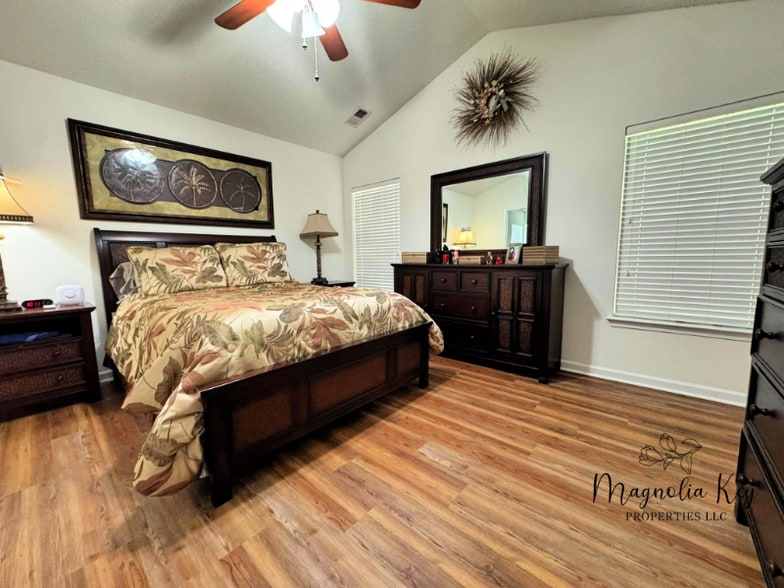 Building Photo - 765 Riverward Dr